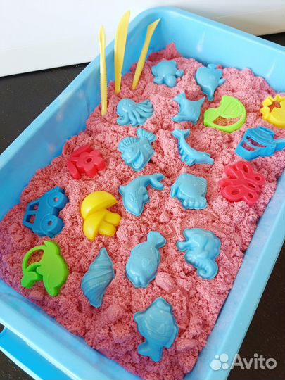 Кинетический цветной песок в контейнере