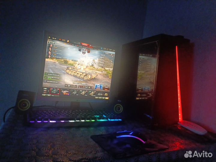 Игровой компьютер с монитором и клавиатурой