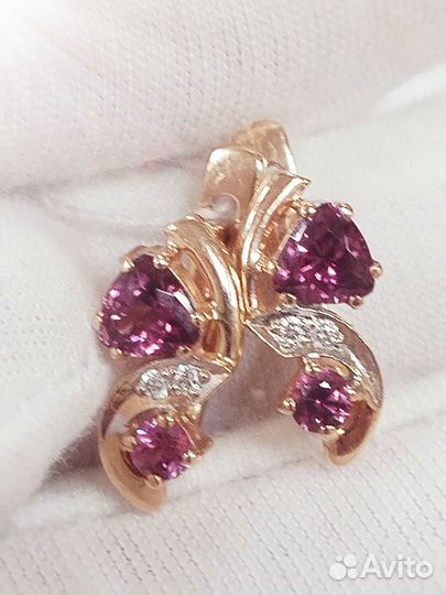 Золотые серьги с камнем