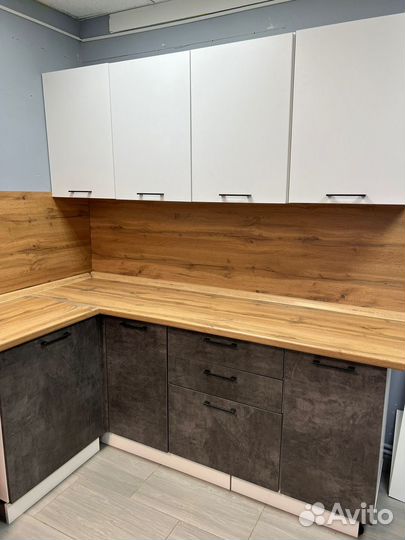 Кухонный гарнитур выставочный образец