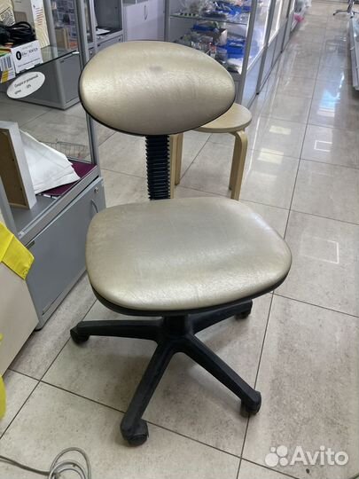 Стул для мастера маникюра