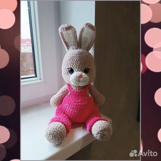 Большой плюшевый заяц ручной работы в комбинезоне