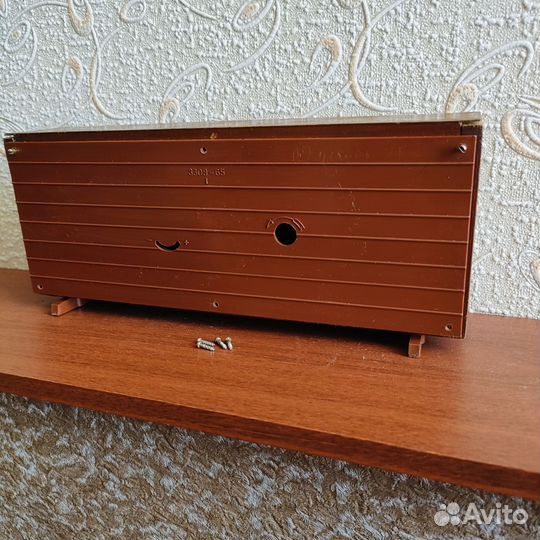 Часы механические настольные Янтарь. СССР