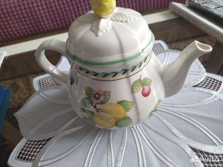 Фарфор, чайник и салатник