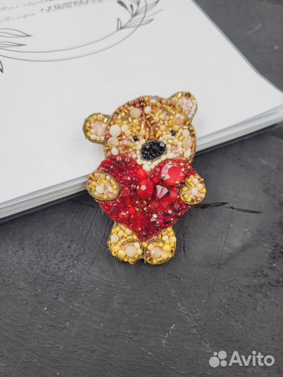 Брошь ручной работы из бисера