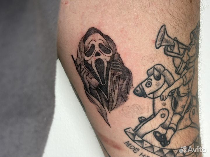 Мастер по татуировкам