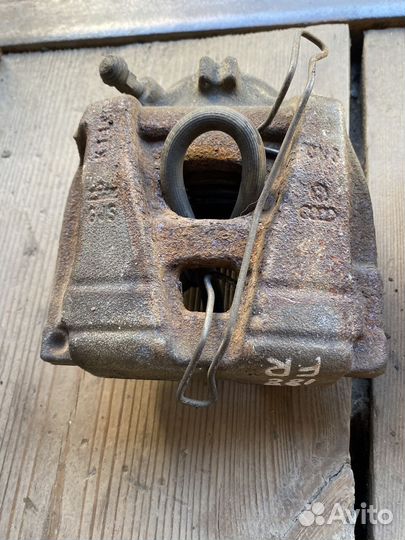 Суппорт передний оригинал VAG Tiguan