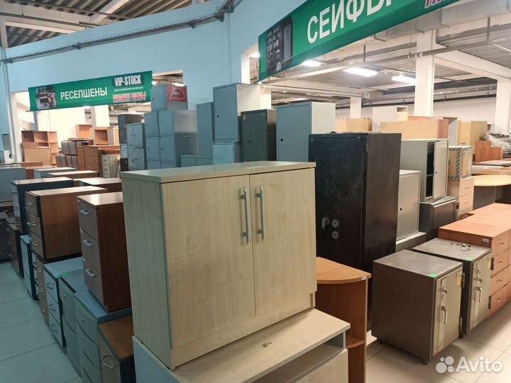 Много офисной мебели б.у. 700м3 в Екатеринбурге