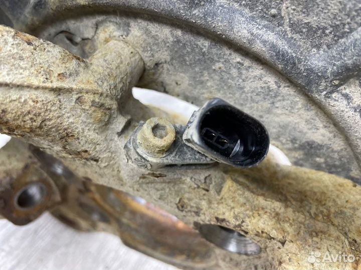 Кулак поворотный передний левый Skoda Superb scout