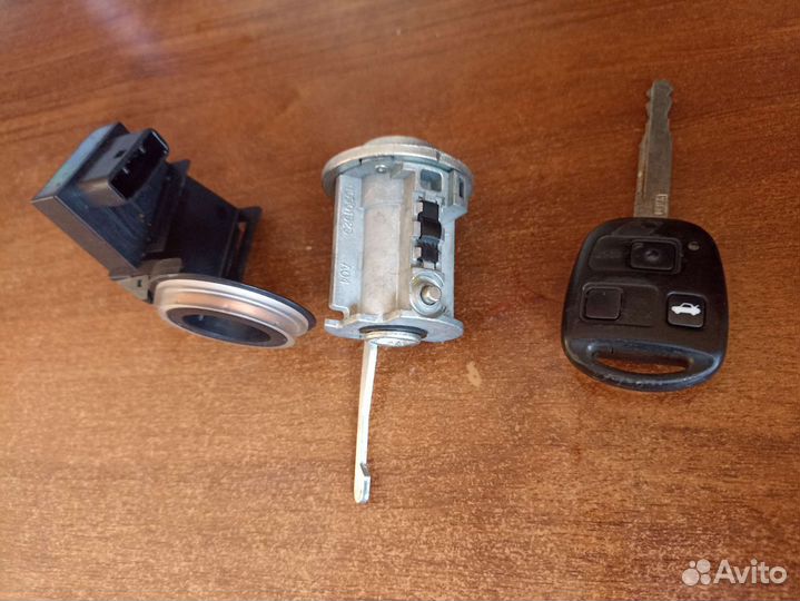 Личинка замка зажигания Toyota Avensis t 250