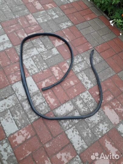 Уплотнитель передней двери Renault Logan