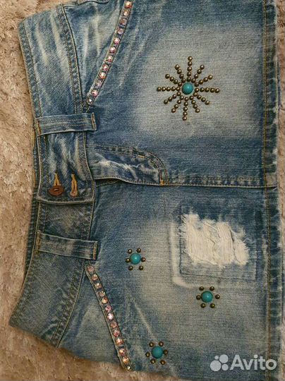 Много женских юбок