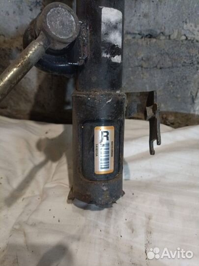 Стойка передняя правая Toyota RAV4 40