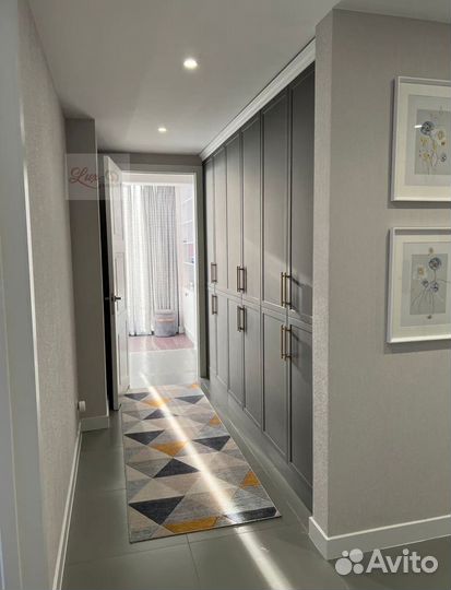 Яркий стильный шкаф купе