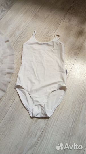 Для гимнастики. Мячи, скакалка, чешки, купальник