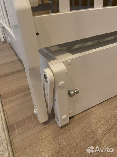 Детская кроватка с маятником