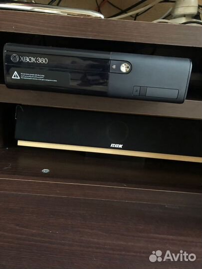 Xbox 360 с 2 джойстиками и играми