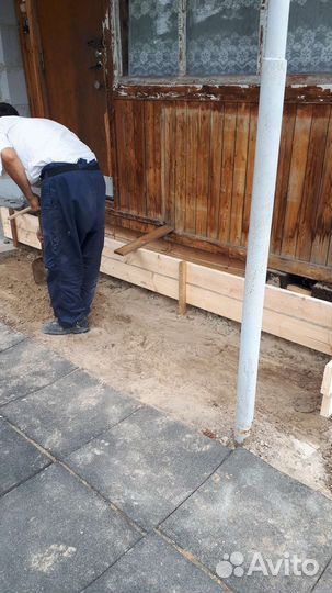 Строительная бригада плотники