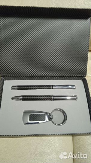 Подарочный набор две ручки и брелок