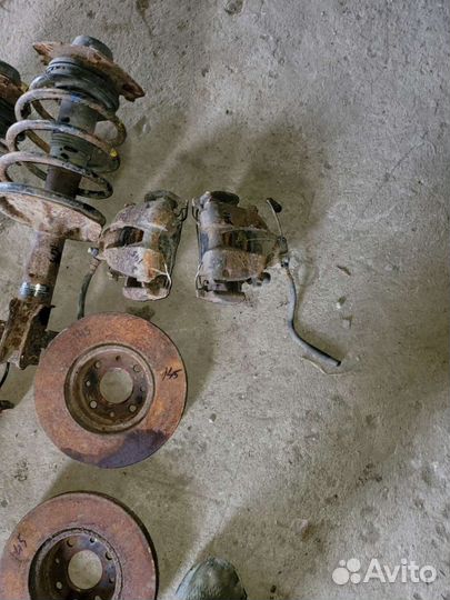 Кулак с подшипником на Альфа Ромео 145