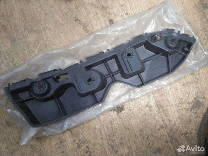 Кронштейн бампера передний правый Renault Duster