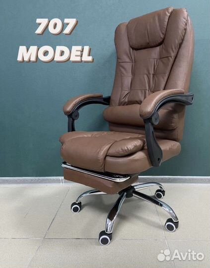 Офисное кресло с подножкой