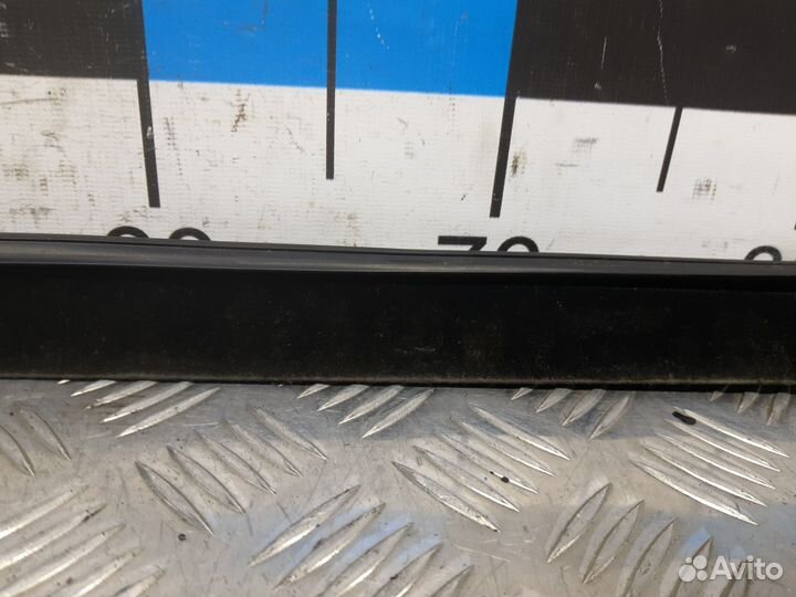 Б/У Уплотнитель стекла двери задней левой верх