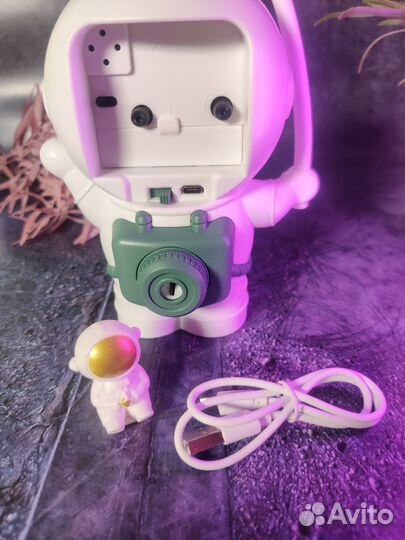 Светильник-часы космонавт