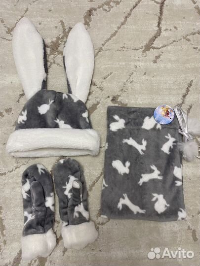 Комплект шапка варежки заяц