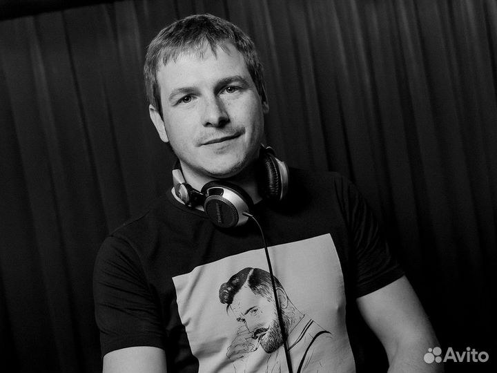 Диджей с комплектом оборудования