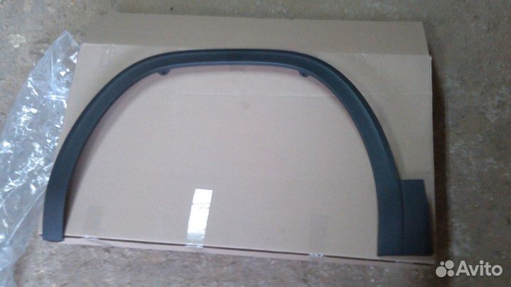 В наличии Накладка переднего левого крыла