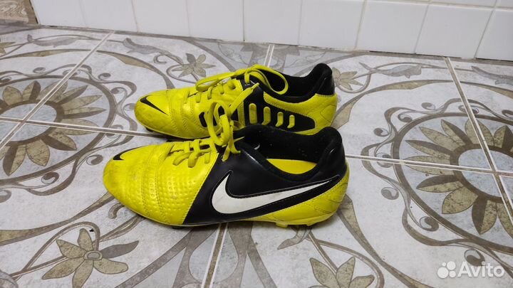 Футбольные бутсы nike