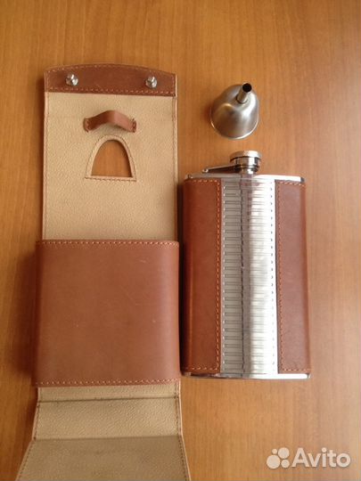 Фляга с лейкой в футляре из кожи