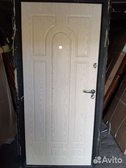 Дверь входная металлическая правая бу