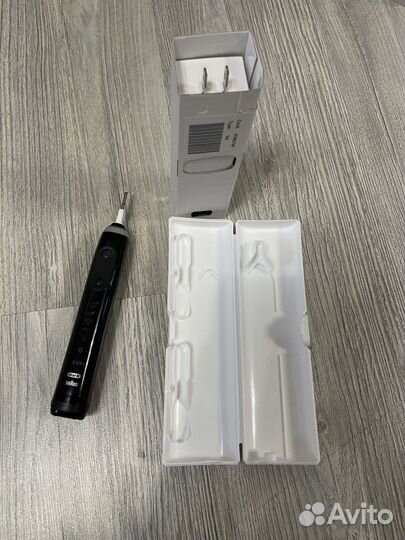 Электрическая зубная щетка oral b новая