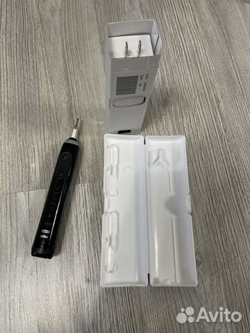 Электрическая зубная щетка oral b новая