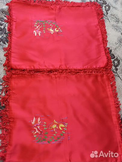Красное шёлковое покрывало с вышивкой