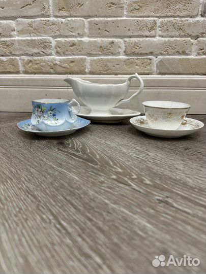 Соусник и две чашки с блюдцами