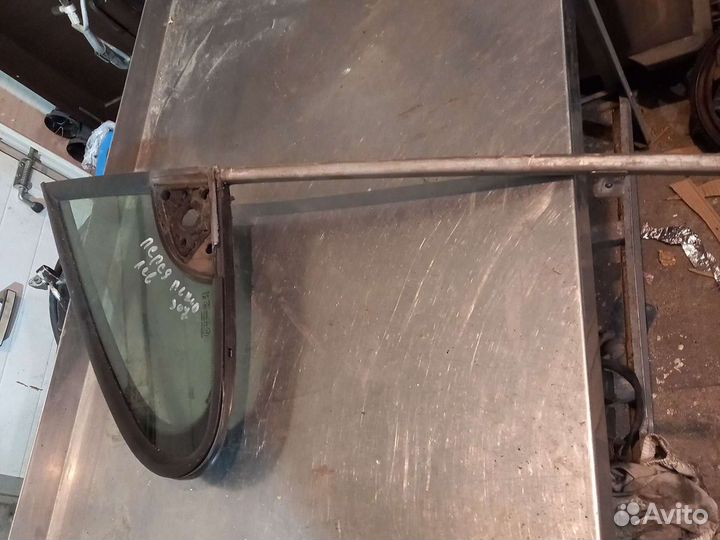 Стекло передней левой двери Peugeot 307