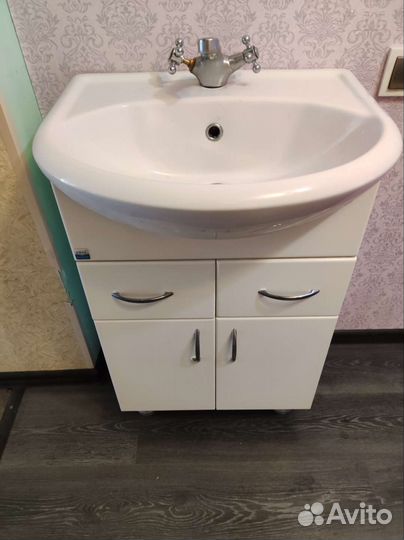 Тумба для ванной и зеркало