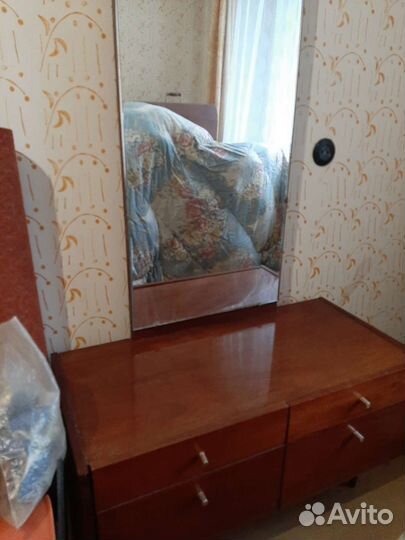 Трюмо с зеркалом