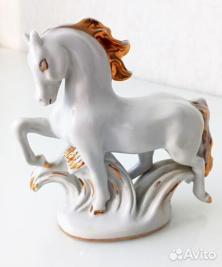 Фарфоровая лошадь