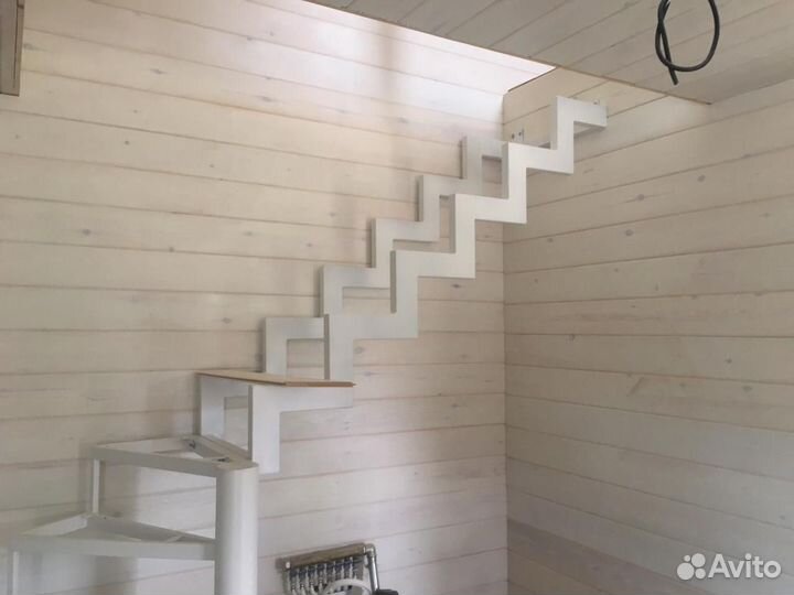 Лестница металлическая. Деревянный ступени. Перила
