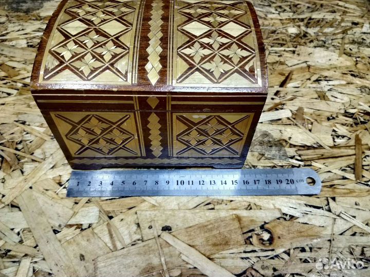 Деревянная шкатулка