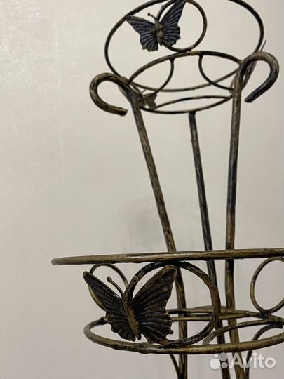 Металлическая подставка для цветов