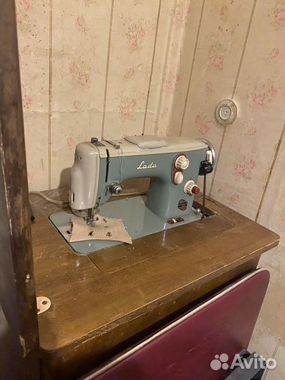 Швейная машина LADA
