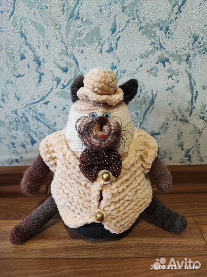 Вязаная игрушка котик