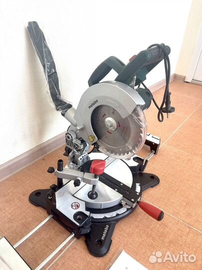 Пила торцовочная Metabo KS 216M