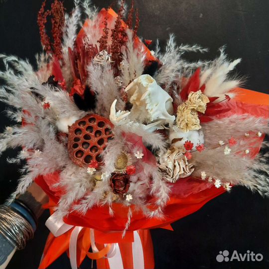 Букет из сухоцветов и черепа лисы