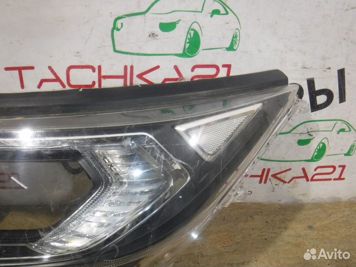 Стекло левой фары Toyota Rav 4 XA50 (2019+)